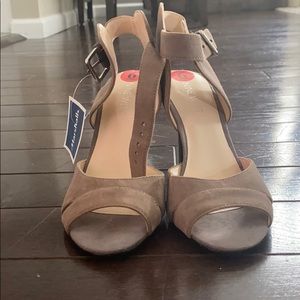 Nine West heels. grey/taupe color size 6 NWT
